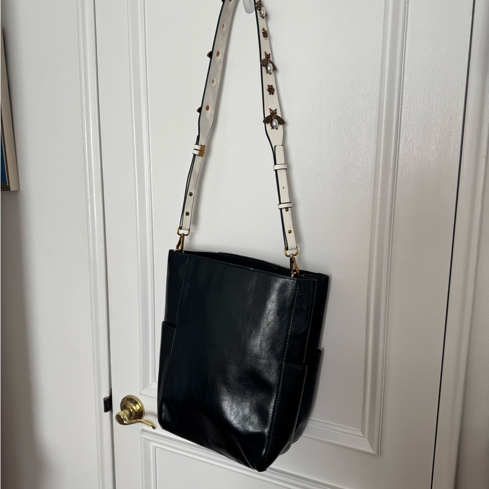 Chic Bucket Bag with Bumblebee Strap - Picture 8 of 10